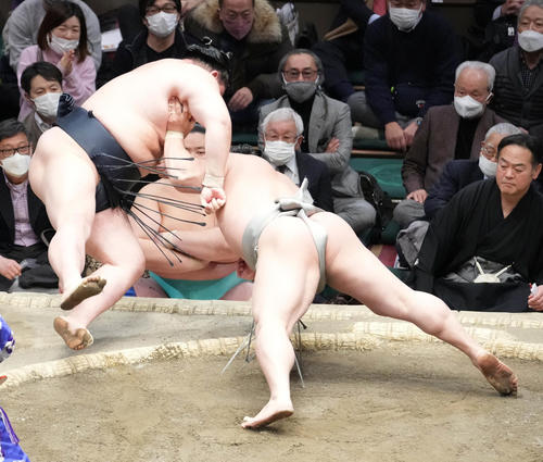 若隆景（右）は正代を押し倒しで破る（撮影・小沢裕）