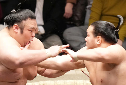 豊昇龍（右）の指が口に入りながらも、果敢に攻める貴景勝（撮影・狩俣裕三）