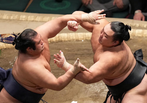 千代の国（左）を攻める朝乃山（撮影・狩俣裕三）