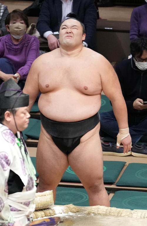 取組後の控えで立ち合いを反省したのか悔しそうな表情を見せる朝乃山（撮影・小沢裕）
