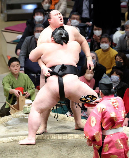 剣翔（手前）に寄り切りで敗れる金峰山（撮影・鈴木正人）