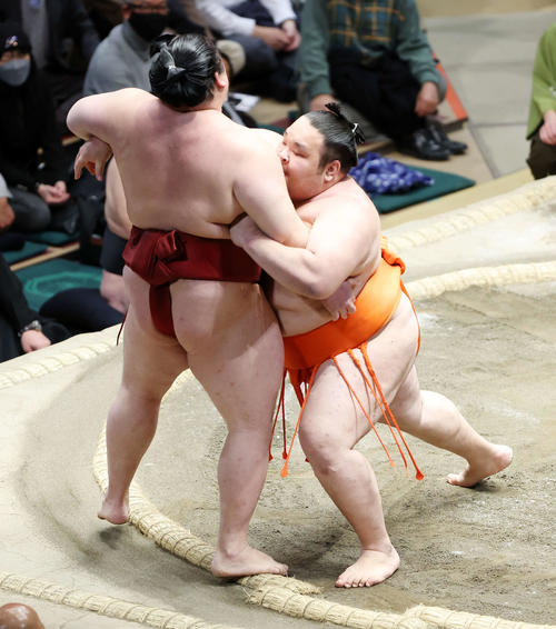 隆の勝（左）を寄り切りで破る水戸龍（撮影・鈴木正人）