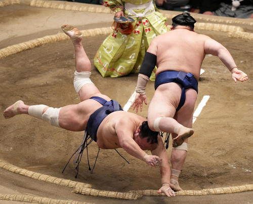 北勝富士（左）をはたき込みで破る宝富士（撮影・狩俣裕三）