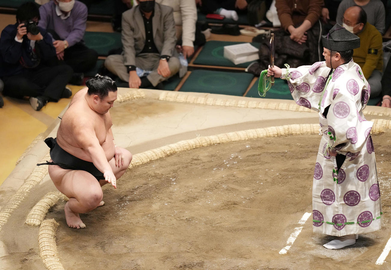 千代の国を寄り倒しで破り、手刀を切る朝乃山（左）（撮影・狩俣裕三）