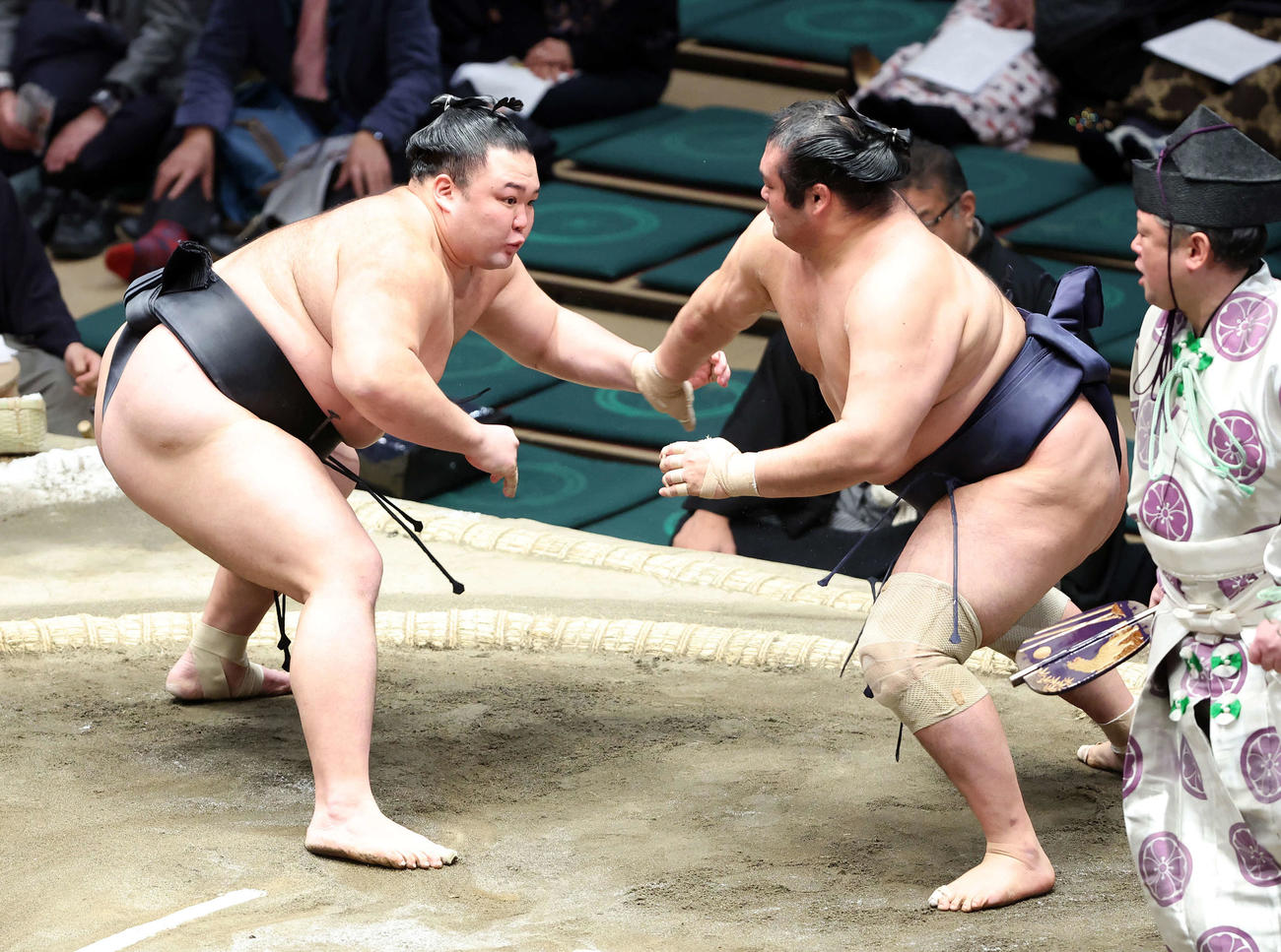 千代の国（右）と攻め合う朝乃山（撮影・鈴木正人）