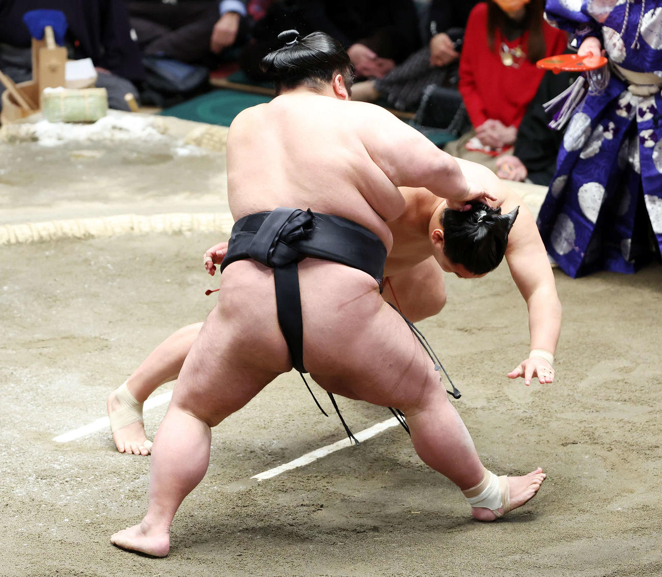 豊昇龍（後方）をはたき込みで破る貴景勝（撮影・鈴木正人）