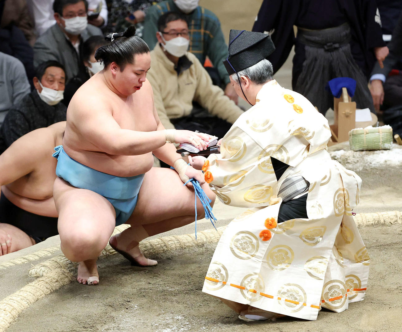 懸賞金の束を受け取る琴勝峰（撮影・鈴木正人）