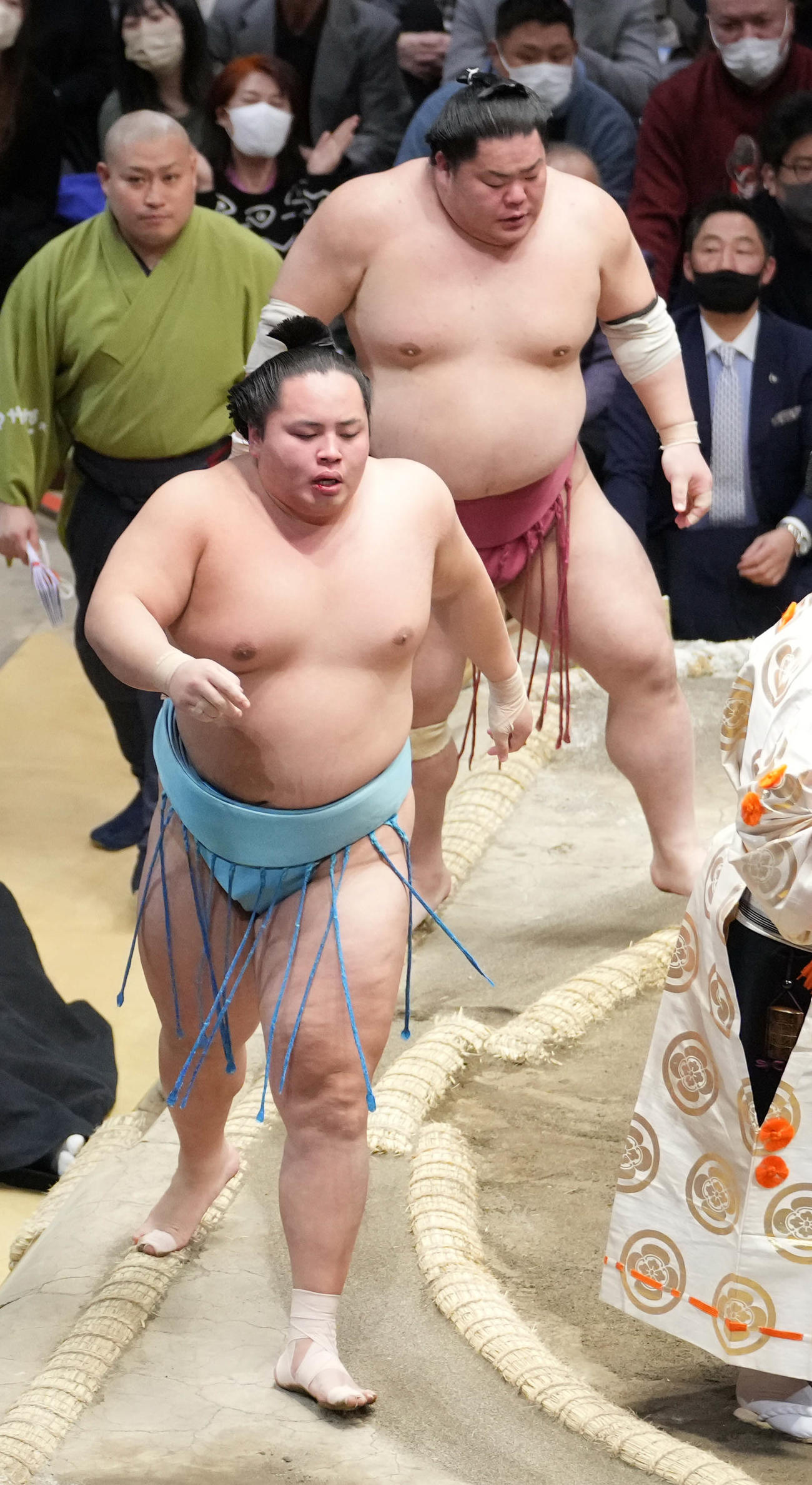 琴勝峰は大栄翔（右）を寄り切りで破る（撮影・小沢裕）
