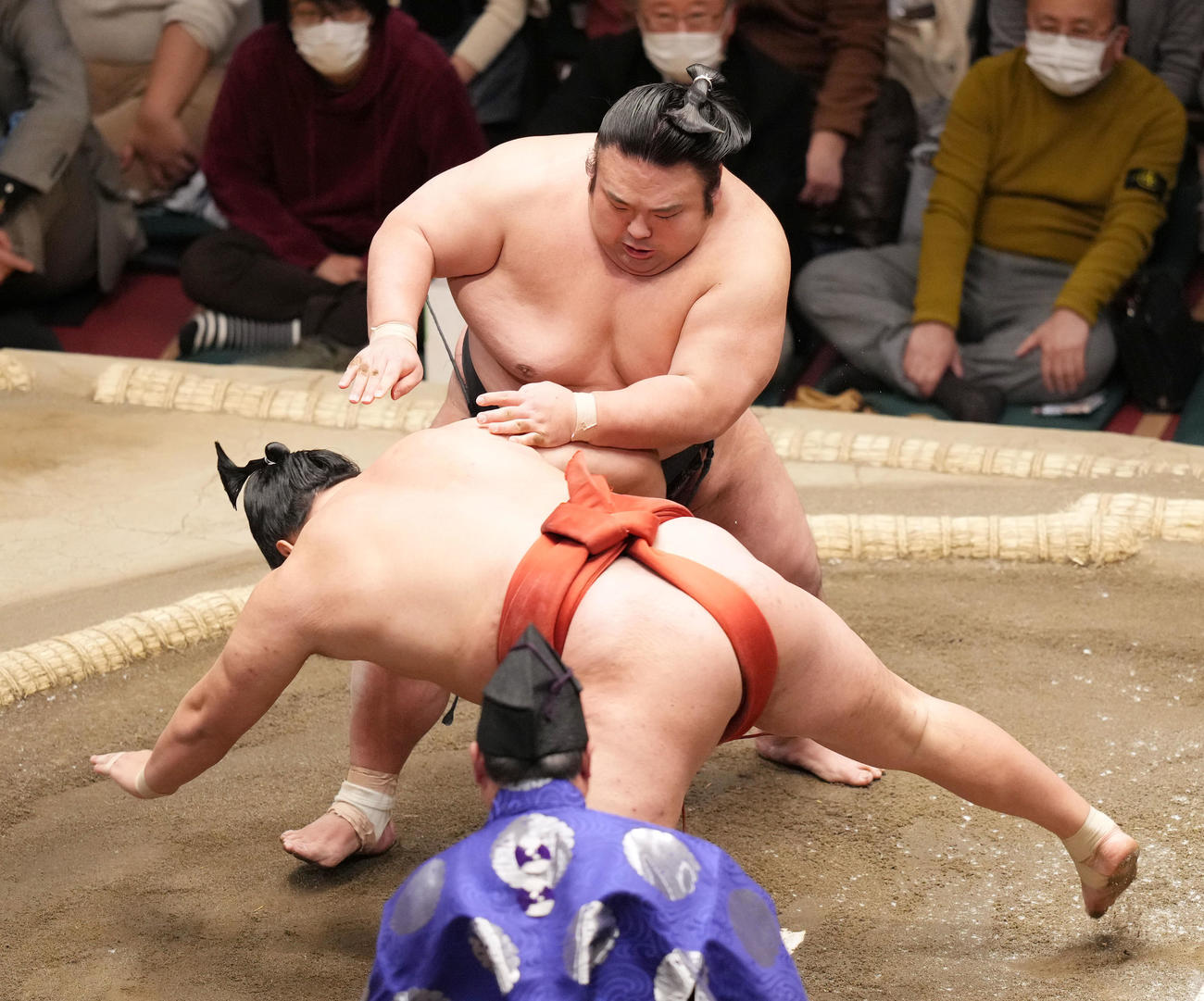 豊昇龍（手前）をはたき込みで破る貴景勝（撮影・狩俣裕三）