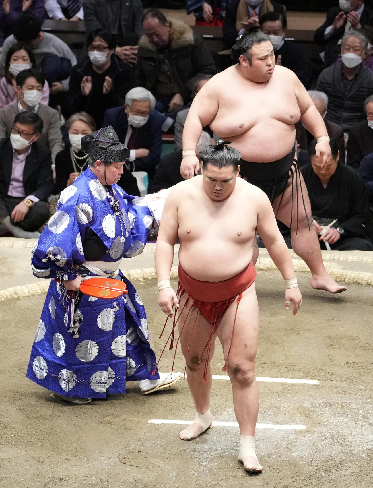貴景勝は豊昇龍（手前）をはたき込みで破る（撮影・小沢裕）
