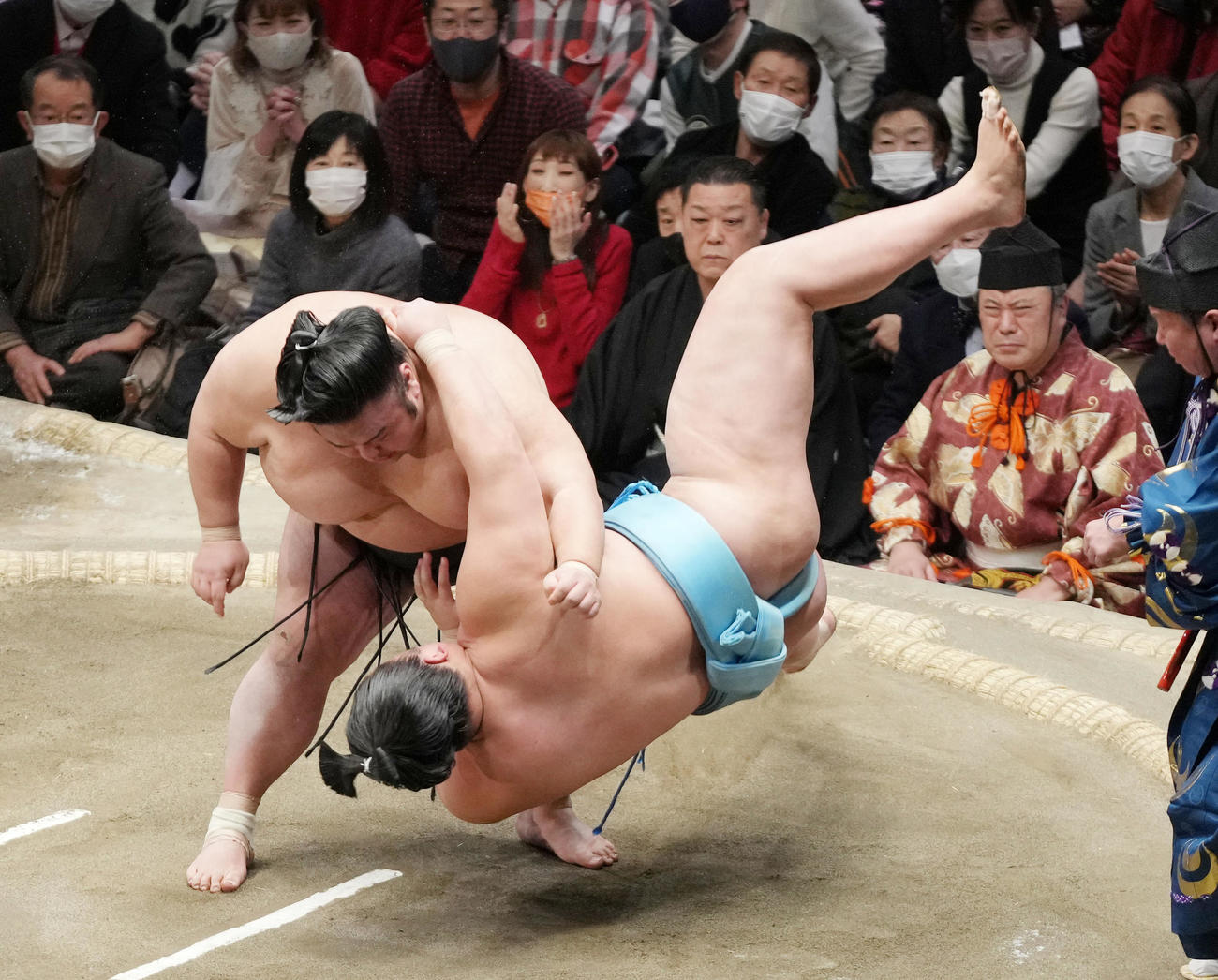 琴勝峰（右）をすくい投げで破り、優勝を決める貴景勝（撮影・狩俣裕三）