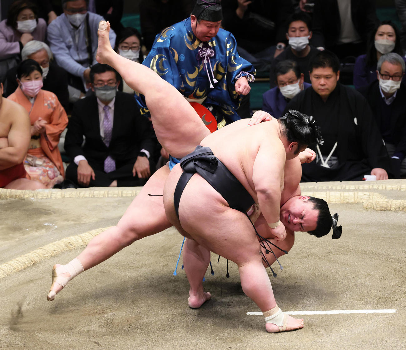 琴勝峰（後方）をすくい投げで破り優勝を決めた貴景勝（撮影・足立雅史）