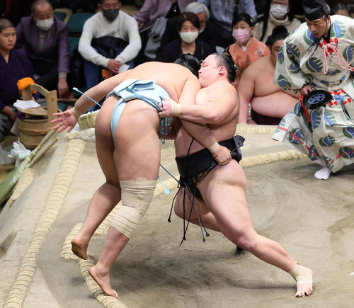 朝乃山(右)は北青鵬を上手投げで破る(撮影・足立雅史)