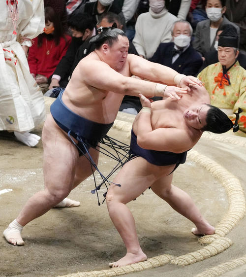平戸海(右)を押し出しで破る玉鷲(撮影・狩俣裕三)