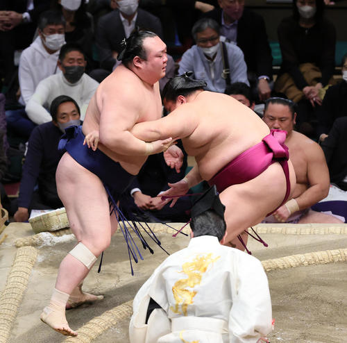 御嶽海(右)は宝富士を押し出しで破る(撮影・足立雅史)