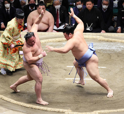 翔猿(右)は琴恵光を突き出しで破る(撮影・足立雅史)