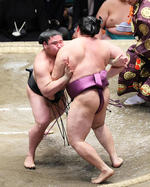 遠藤(右)を寄り切りで破る若元春(撮影・足立雅史)