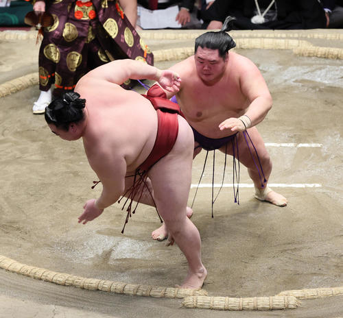 明生(右)は送り出しで隆の勝を破る(撮影・足立雅史)