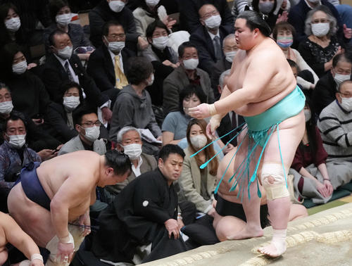 北勝富士(左)を寄り切りで破る琴ノ若(撮影・狩俣裕三)