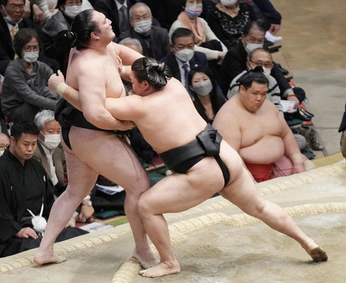 竜電(左)を寄り切りで破る霧馬山(撮影・狩俣裕三)