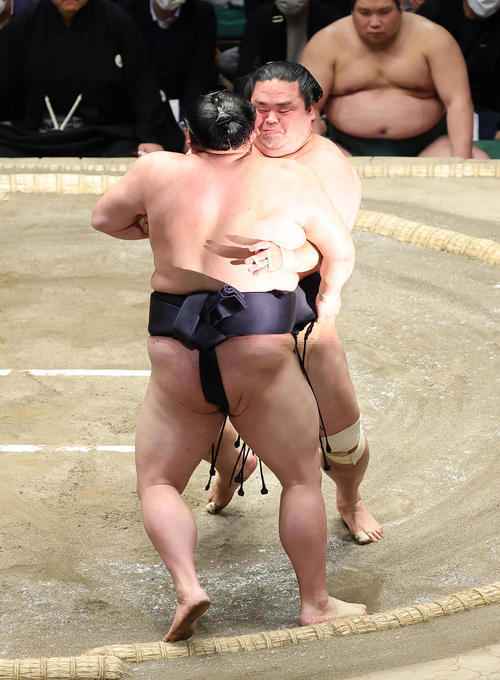 妙義龍(右)は正代を寄り切りで破る(撮影・足立雅史)