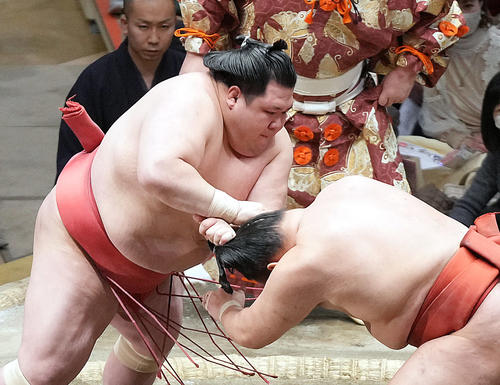 豊昇龍(右)のまげをつかみ反則負けとなる阿武咲(撮影・狩俣裕三)