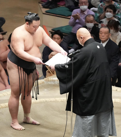 十両優勝し、表彰される朝乃山(撮影・狩俣裕三)