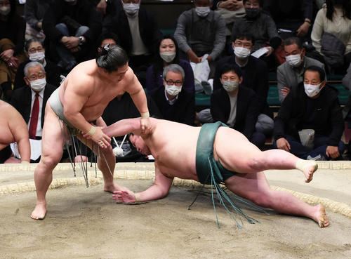 若隆景(左)は錦木をはたき込みで破る(撮影・足立雅史)