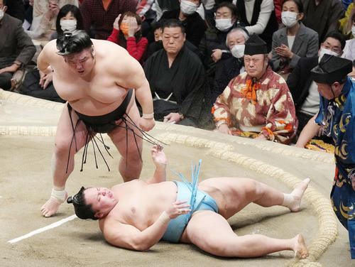 琴勝峰(右)をすくい投げで破り、優勝を決める貴景勝(撮影・狩俣裕三)