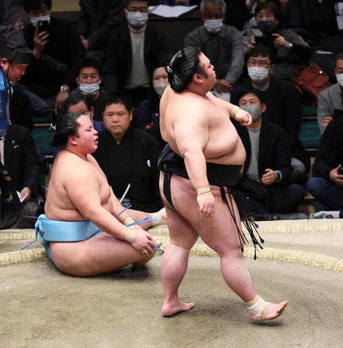 琴勝峰(左)をすくい投げで破り優勝を決めた貴景勝(撮影・足立雅史)