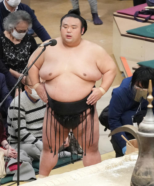 優勝インタビューに答える貴景勝(撮影・狩俣裕三)