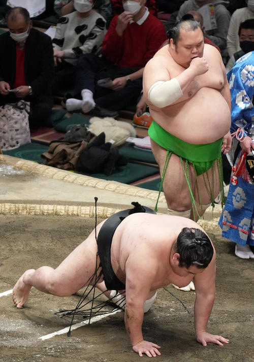 大奄美(手前)を引き落としで破る千代丸(撮影・狩俣裕三)