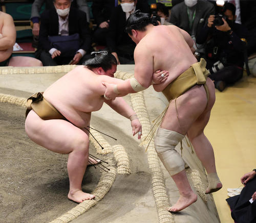 輝(右)を寄り切りで破る王鵬(撮影・足立雅史)