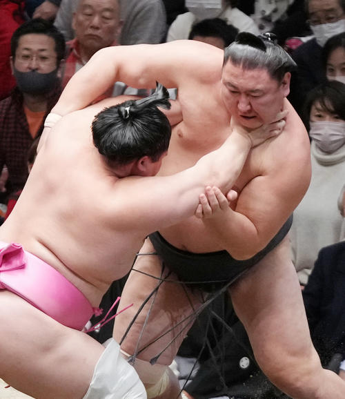 宇良(左)に押し出しで敗れる東龍(撮影・狩俣裕三)
