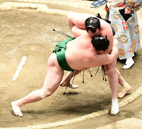 佐田の海(左)は千代翔馬を寄り切りで破る(撮影・小沢裕)