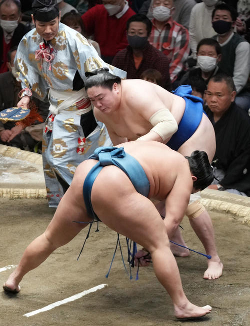 錦富士(手前)をはたき込みで破る一山本(撮影・狩俣裕三)