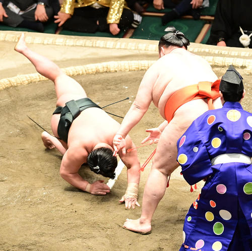 水戸龍(右)ははたき込みで翠富士を破る(撮影・小沢裕)
