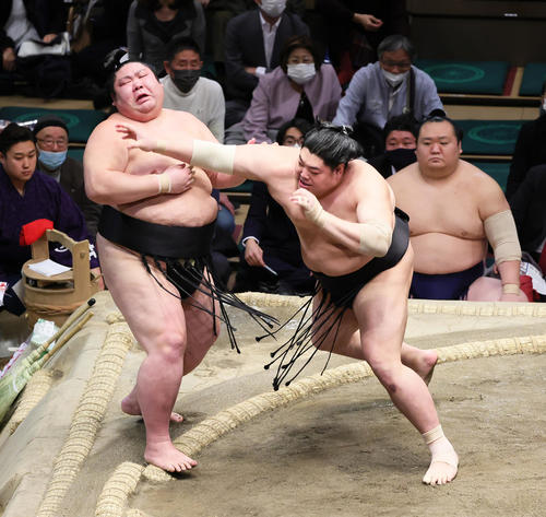 阿炎(右)は剣翔を突き出しで破る(撮影・足立雅史)
