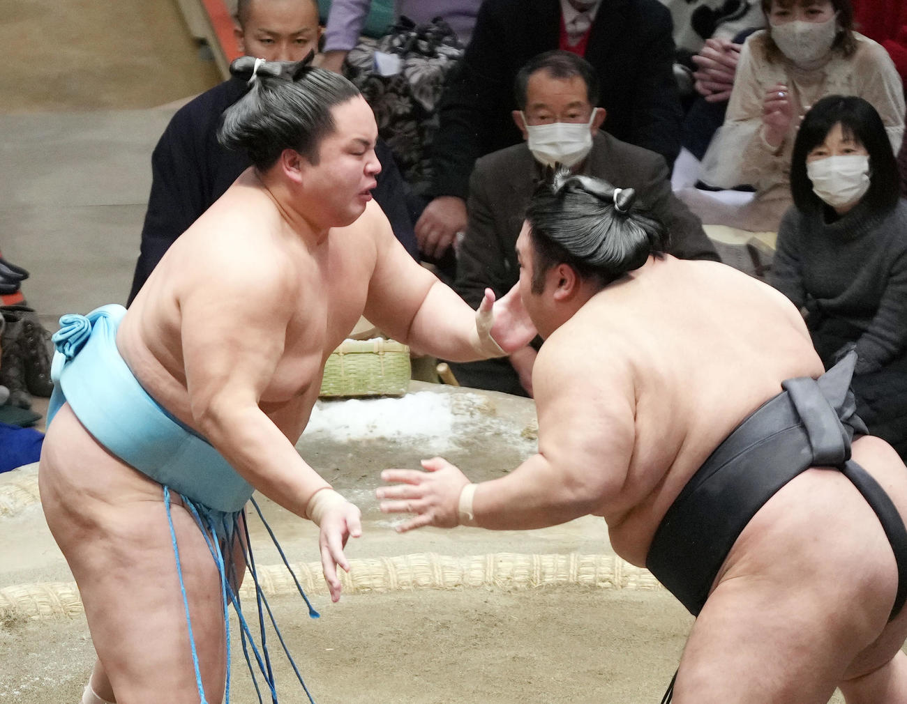立ち会いで貴景勝（右）を果敢に攻める琴勝峰（撮影・狩俣裕三）