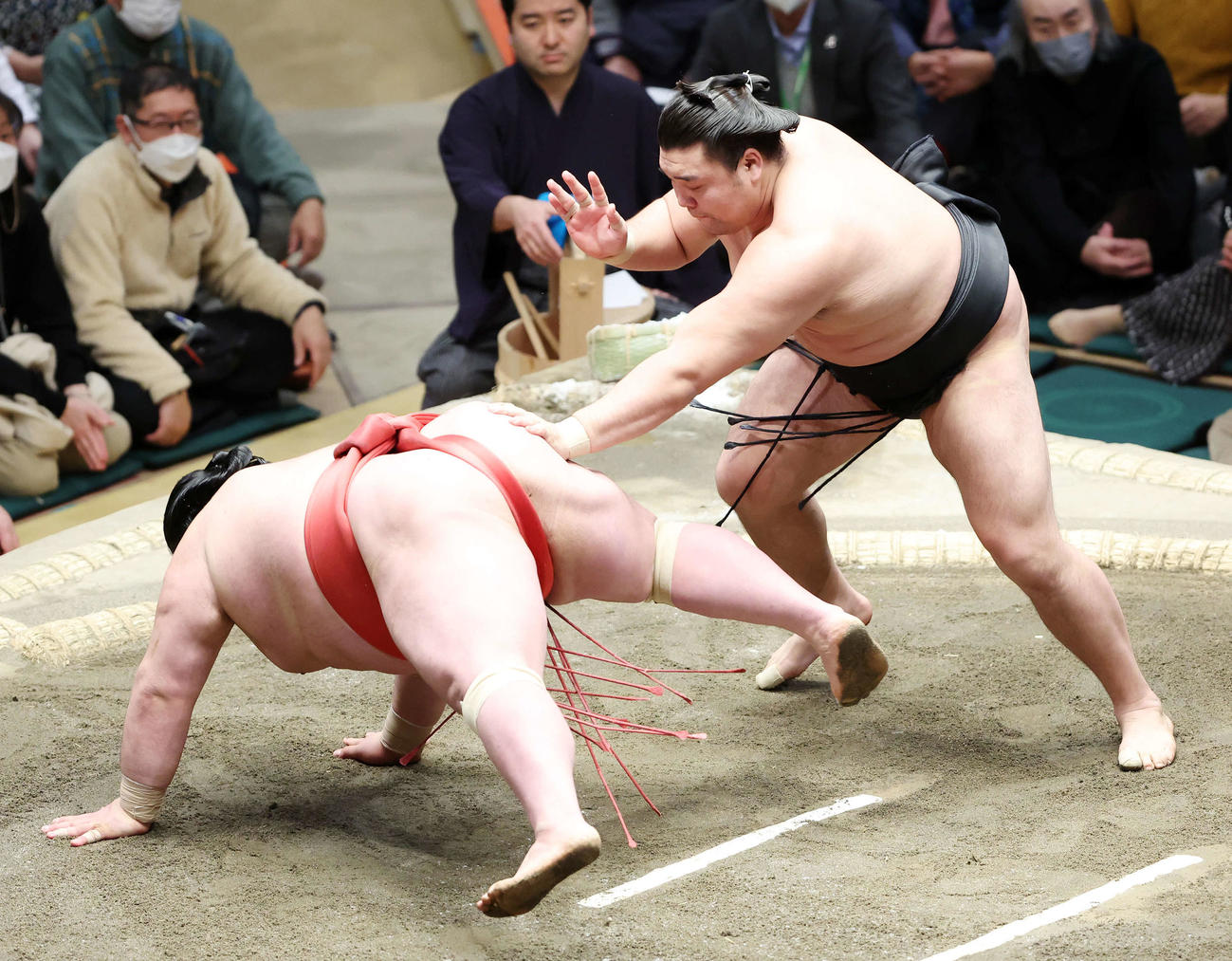 阿武咲（左）を突き落としで破る霧馬山（撮影・鈴木正人）