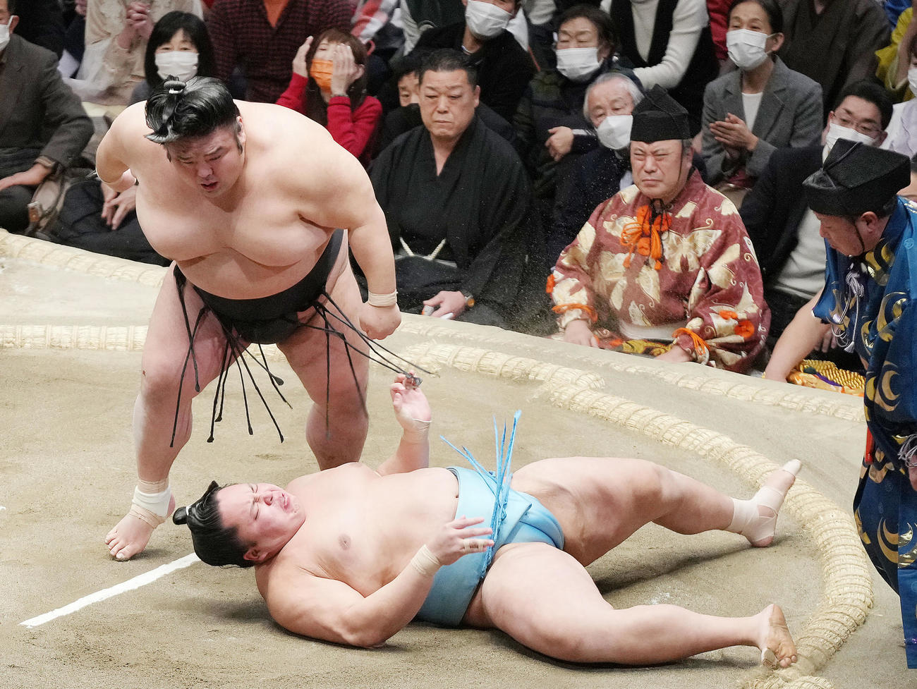 琴勝峰（右）をすくい投げで破り、優勝を決める貴景勝（撮影・狩俣裕三）