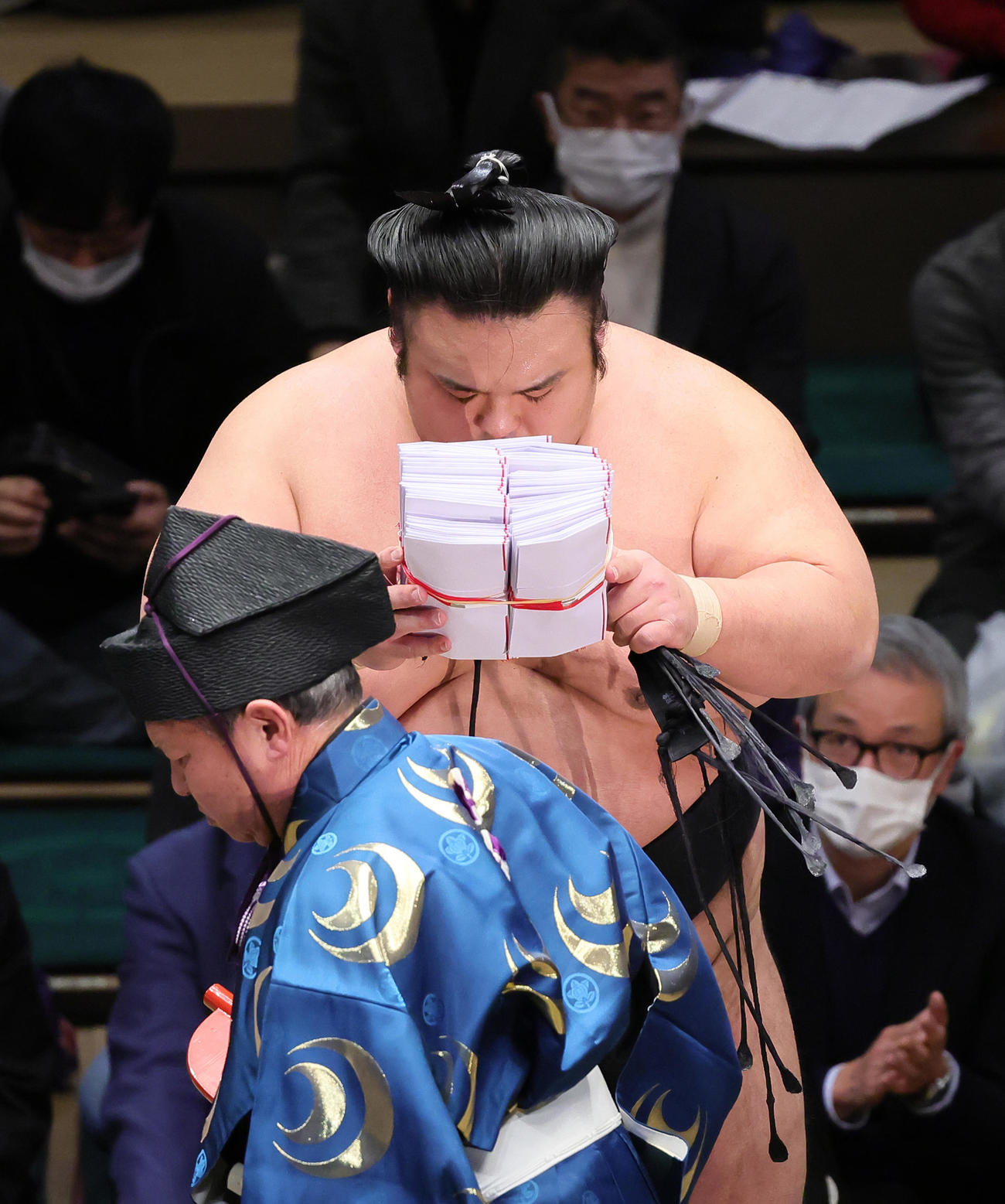 琴勝峰をすくい投げで破り優勝を決めた貴景勝は大量の懸賞を手にする（撮影・足立雅史）
