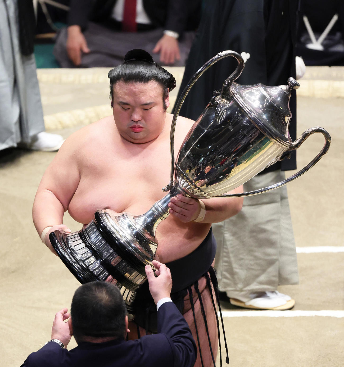 優勝し賜杯を手にする貴景勝（撮影・足立雅史）