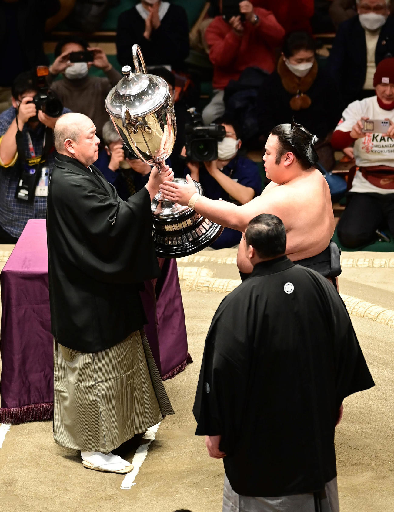 八角理事長（左）から賜杯贈呈を受ける貴景勝（撮影・小沢裕）