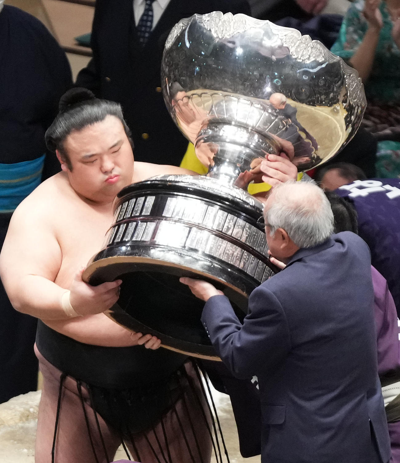 優勝し、鈴木俊一財務大臣（右）から内角総理大臣杯を受け取る貴景勝（撮影・狩俣裕三）