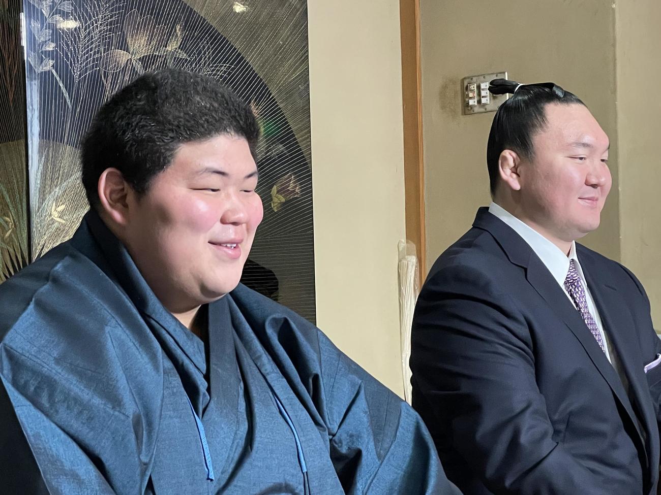 新十両会見で笑顔を見せる落合（左）と宮城野親方（日本相撲協会提供）