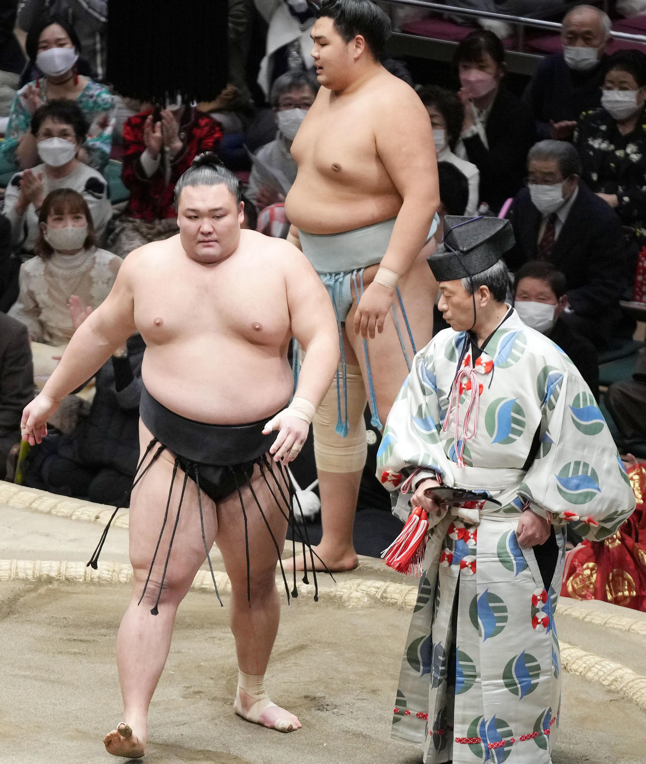 23年1月22日、北青鵬（後方）を破り、十両全勝優勝を果たす朝乃山