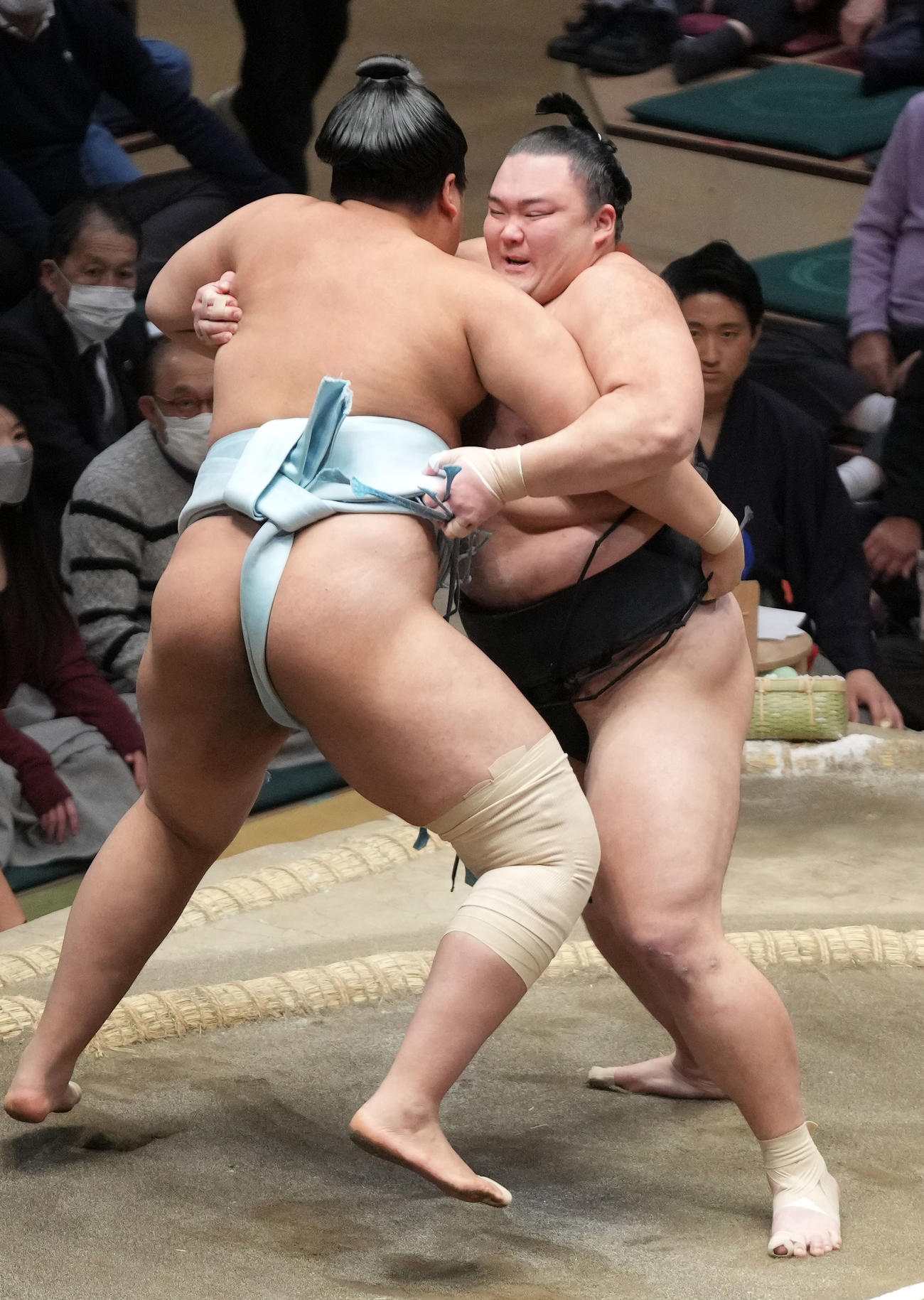 23年1月22日、北青鵬（左）を破り、十両全勝優勝を果たす朝乃山