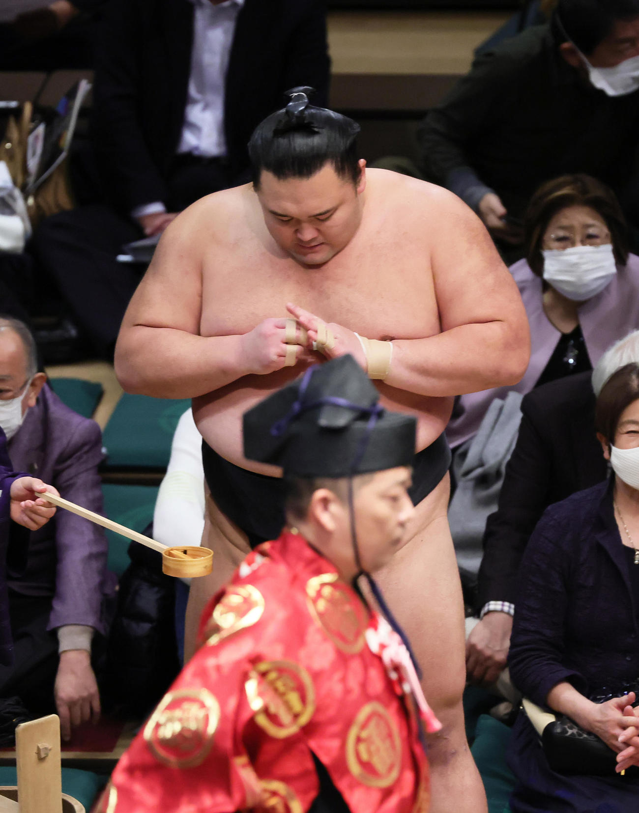 23年1月22日、朝乃山は北青鵬を上手投げで破るも指先を気にする