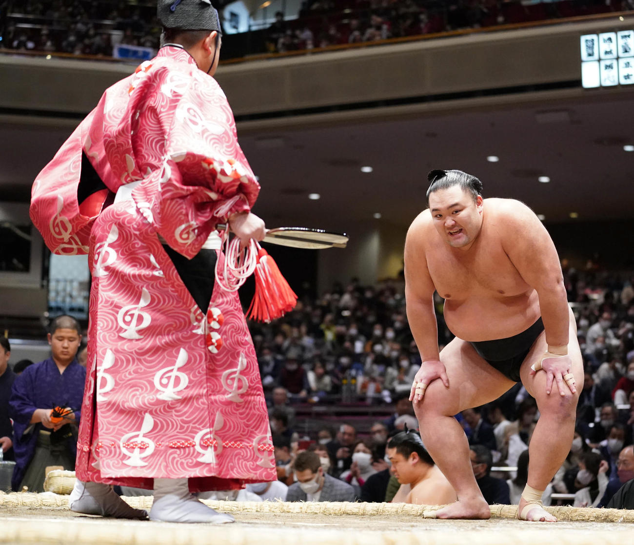 23年1月20日、金峰山との物言いが付いた一番を制した朝乃山（右）は笑顔を見せる